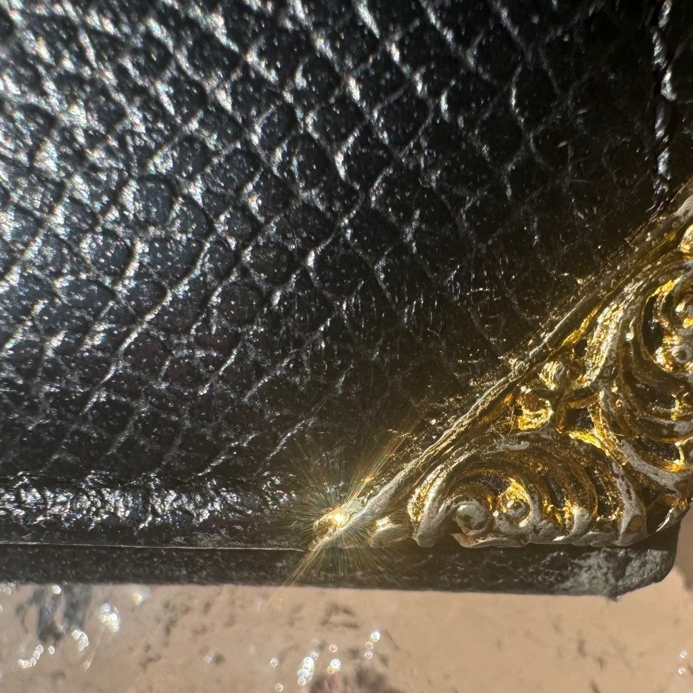 Vintage Valentino Garavani Black Wallet with Gold Accents - Picture 3 of 13